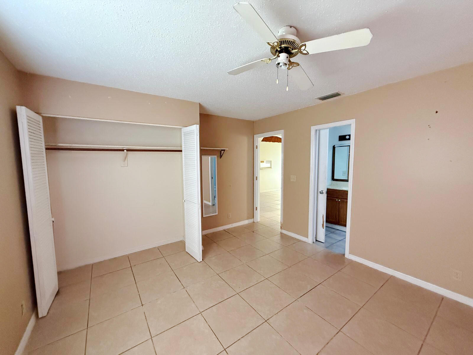 2361 Southeast 27th Street Okeechobee, FL 34974 - Photo 27 of 31 an empty room with closet and a ceiling fan