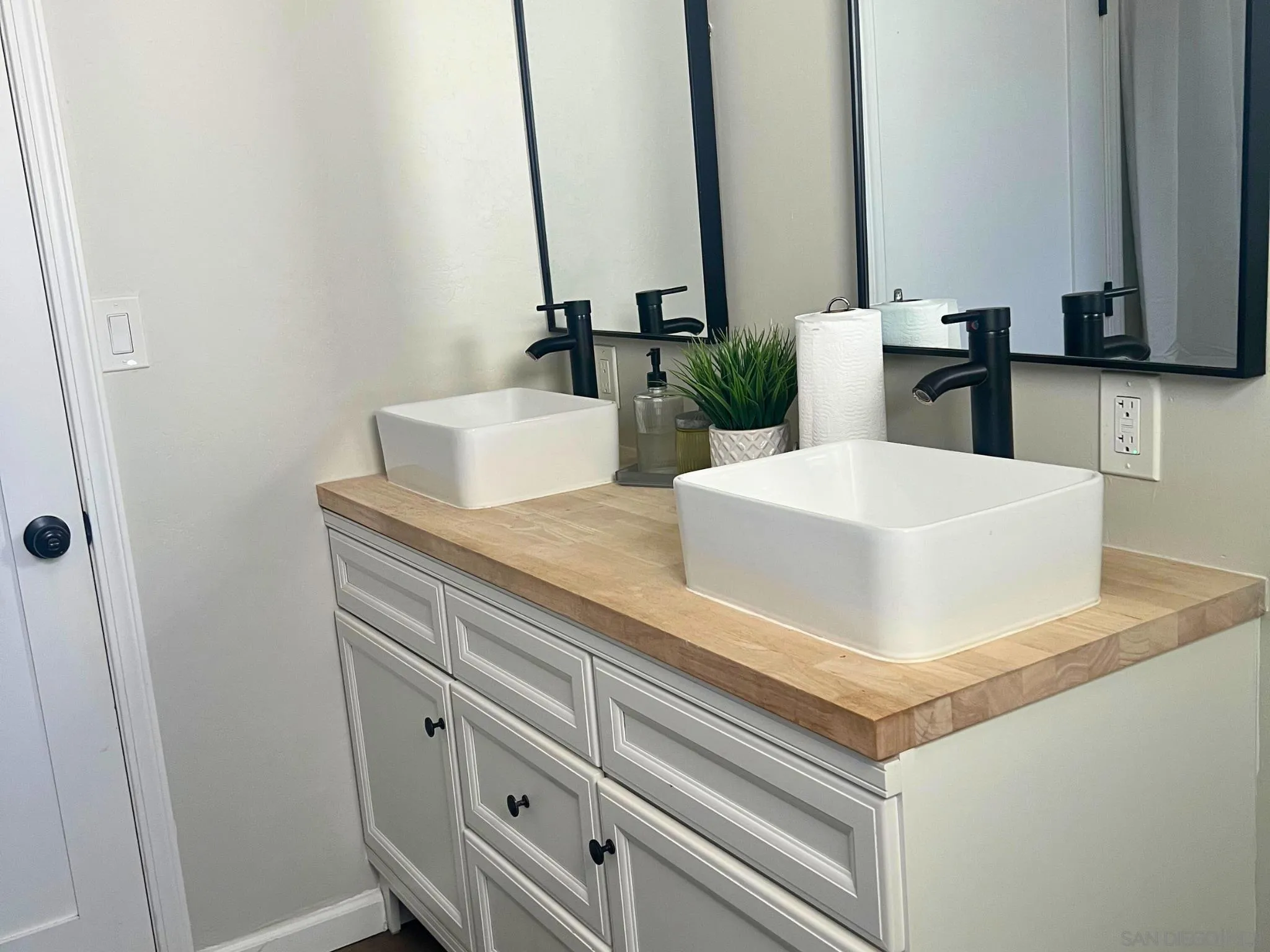 80 Willowside Terrace Alpine, CA 91901 - Photo 18 of 41 a bathroom with a sink and a mirror