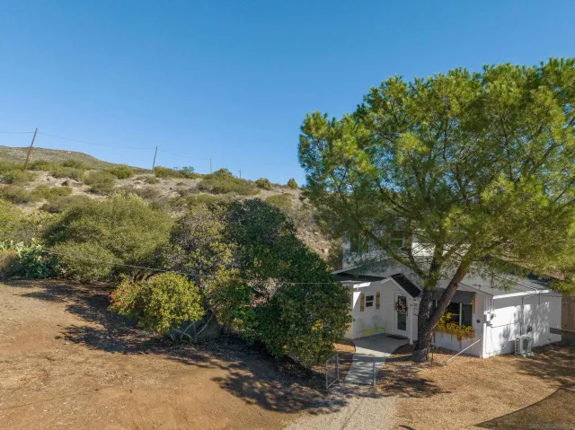 a view of a house with a backyard
