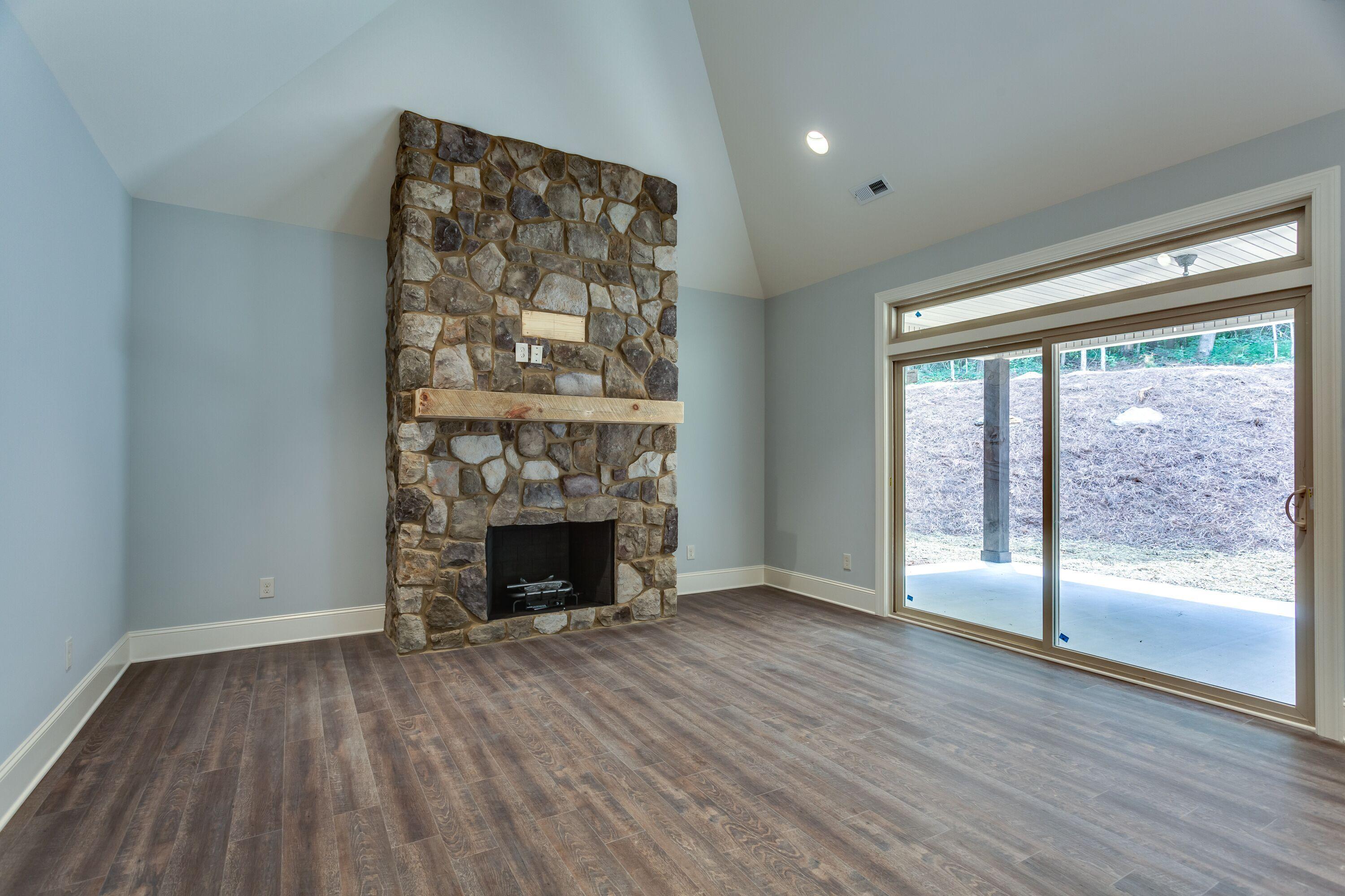 123 Inagehi Way Loudon, TN 37774 - Photo 8 of 29 LIVING ROOM
