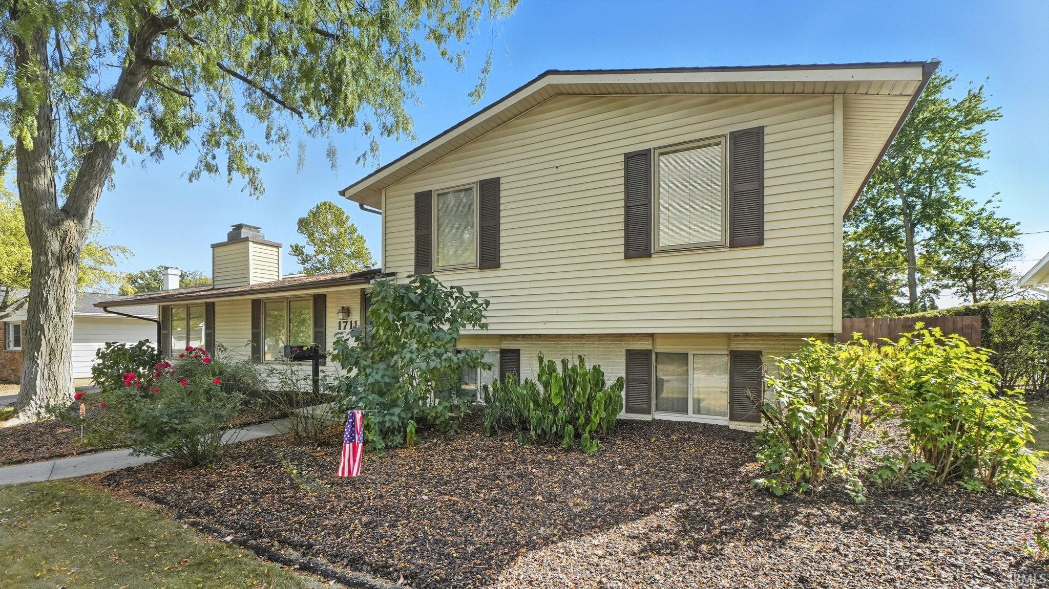 1711 St Louis Avenue Fort Wayne, IN 46819 - Photo 2 of 31