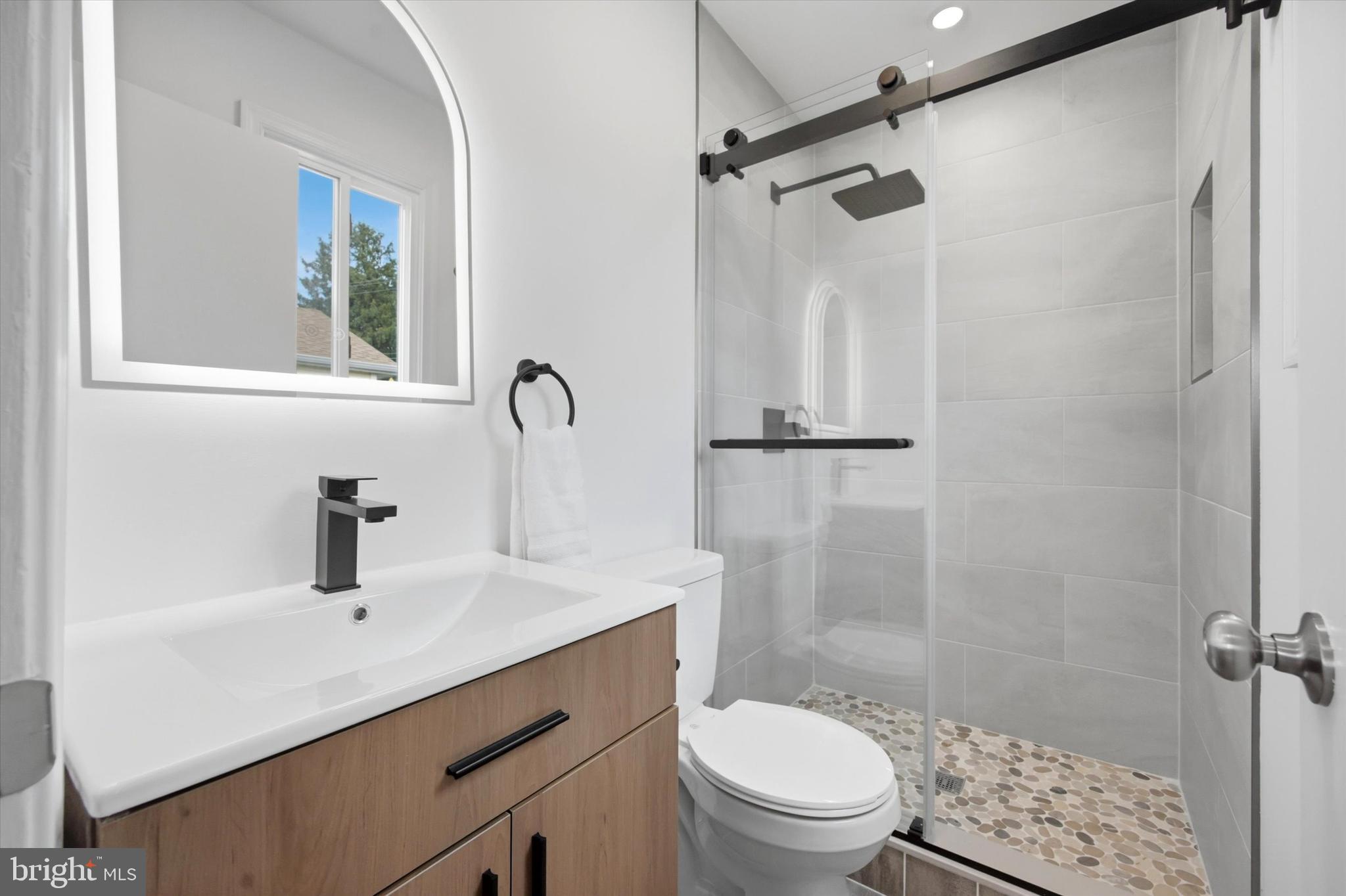 1551 Fitzwatertown Road Willow Grove, PA 19090 - Photo 13 of 40 Primary En-Suite Bathroom