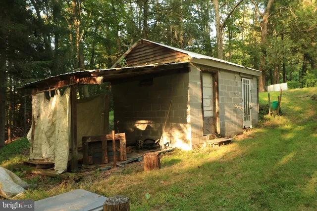 a view of a house with backyard