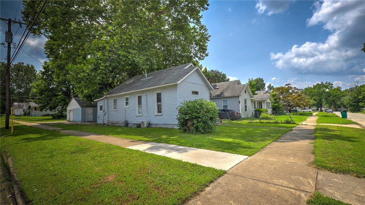 1675 East Clay Street Decatur, IL 62521 - Photo 3 of 24 Gallery Image 3