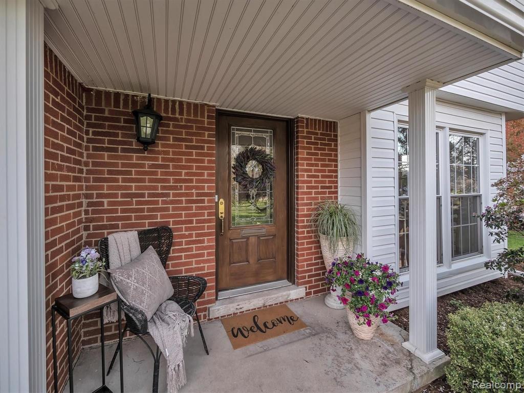 18551 Riverside Drive Beverly Hills, MI 48025 - Photo 4 of 58