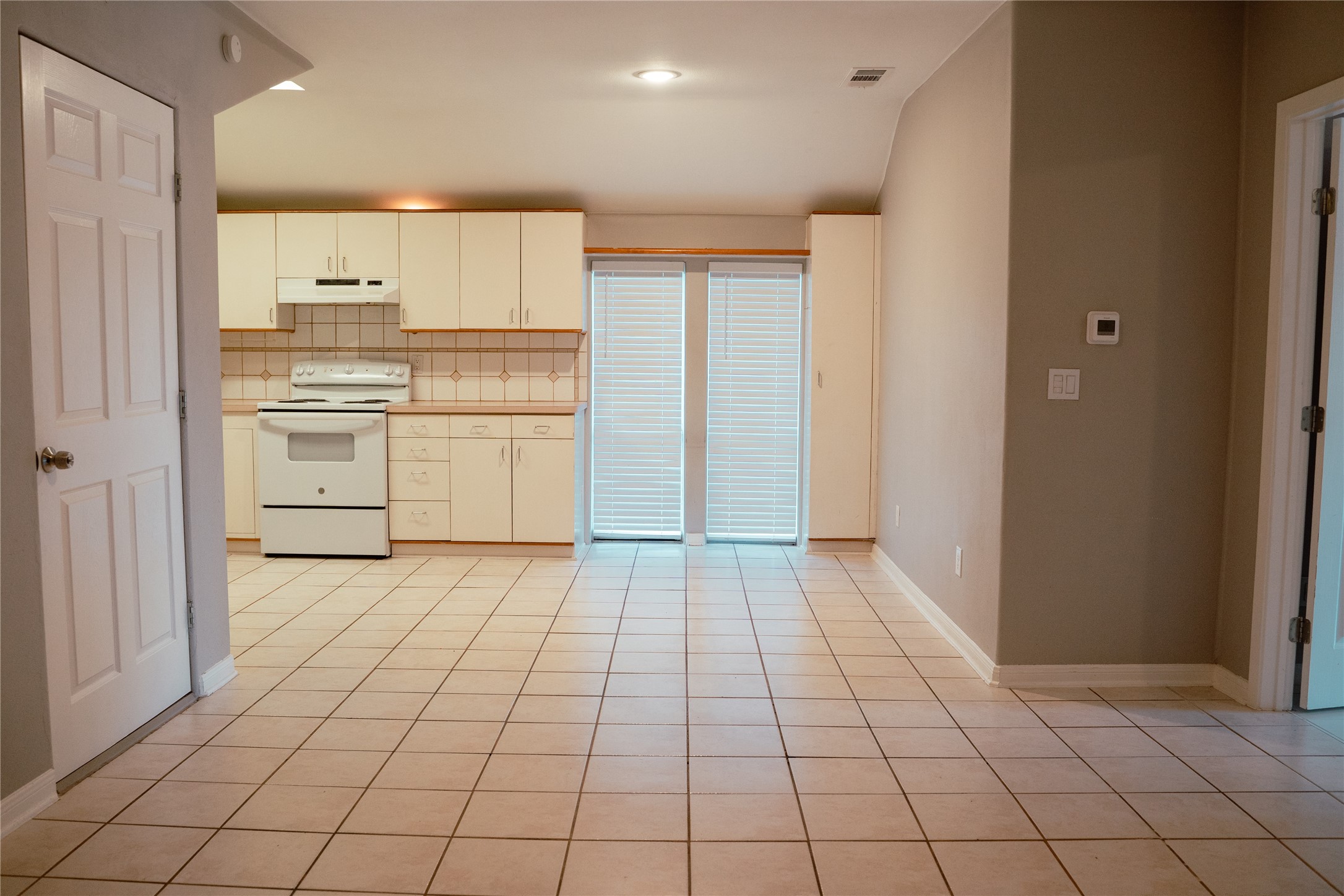 14319 Henry Road, Unit 2 Houston, TX 77060 - Photo 3 of 9 breakfast area next to the kitchen
