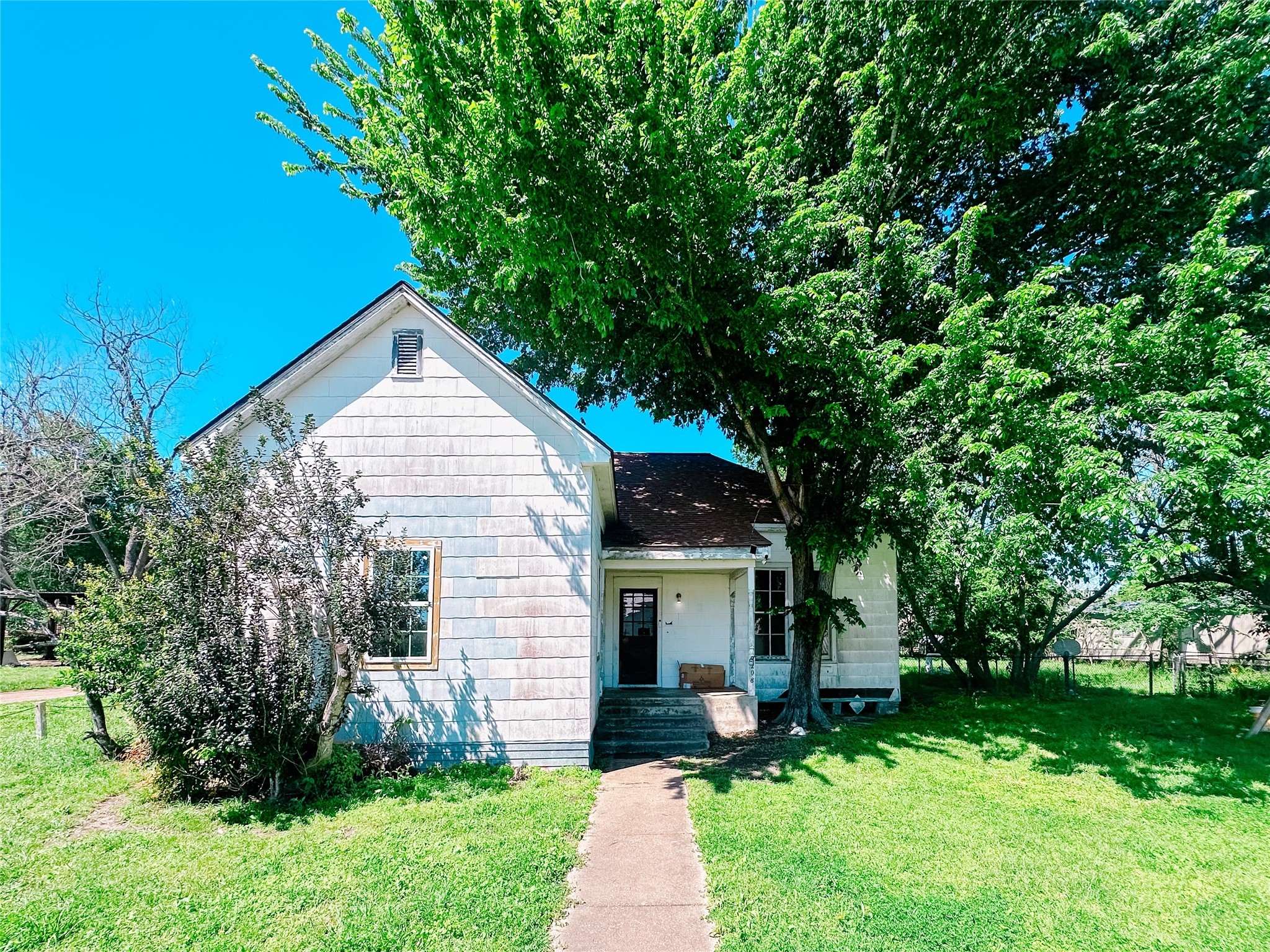 208 8th Street Glidden, TX 78943 - Photo 2 of 20