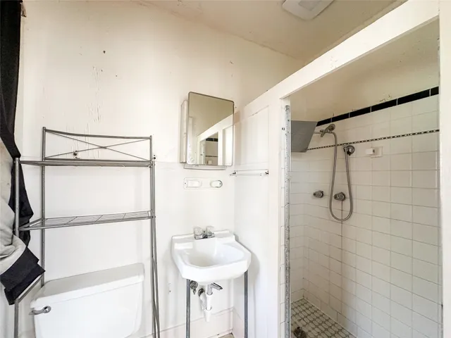 $230,000 | 208 8th Street, Glidden, TX 78943