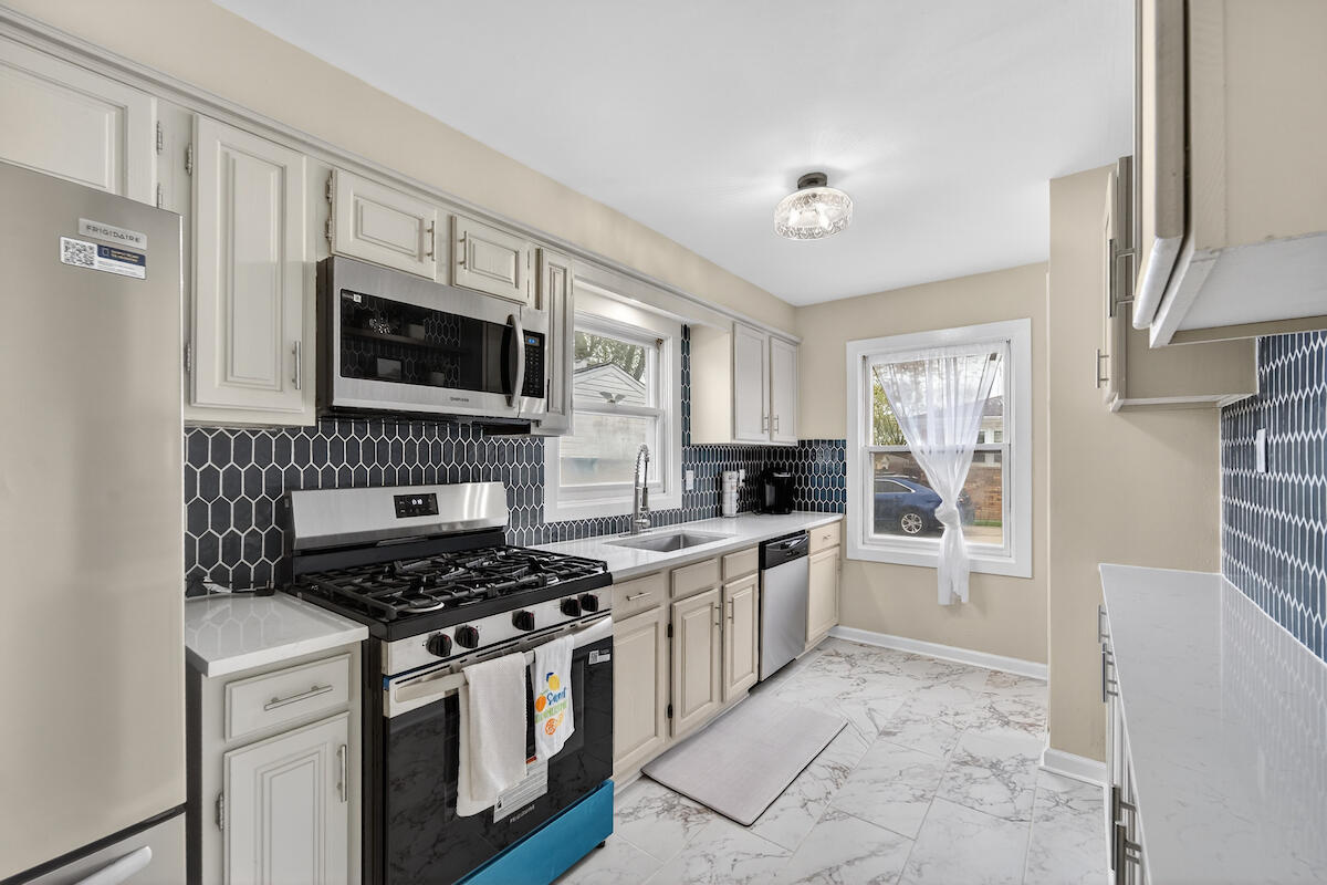 11301 11th Avenue Pleasant Prairie, WI 53158 - Photo 6 of 30 DSC09286