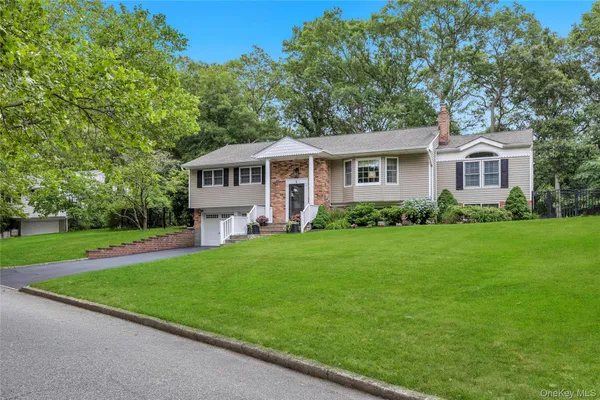 $800,000 | 4 Long Hill Road, Smithtown, NY 11787