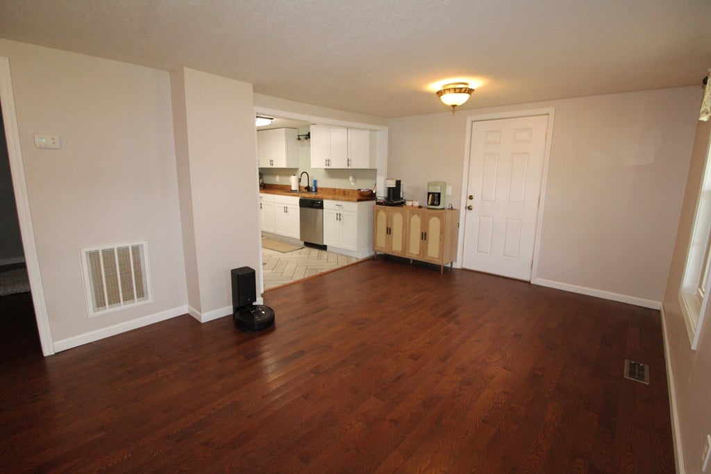 294 Deer Ridge Road Hillsville, VA 24343 - Photo 7 of 81 Gallery Image 7