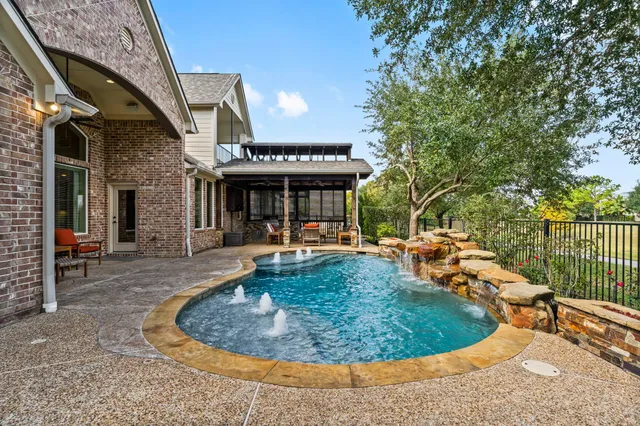 a view of a house with backyard