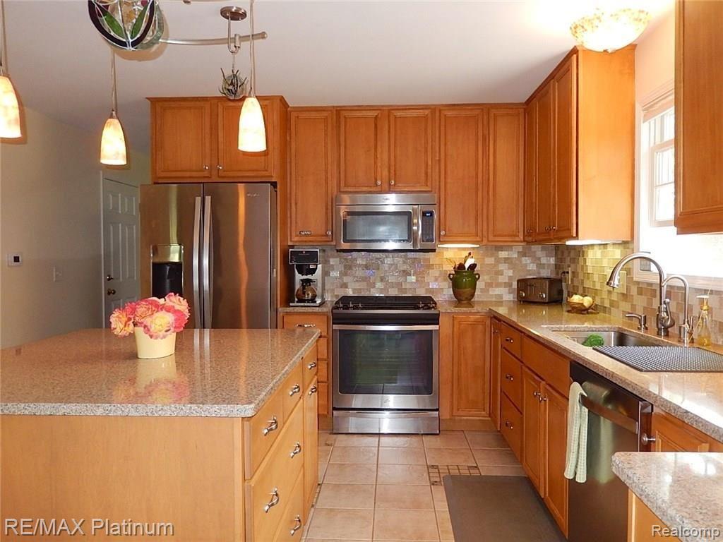 10183 Hartland Road Fenton, MI 48430 - Photo 13 of 83 13.JPG