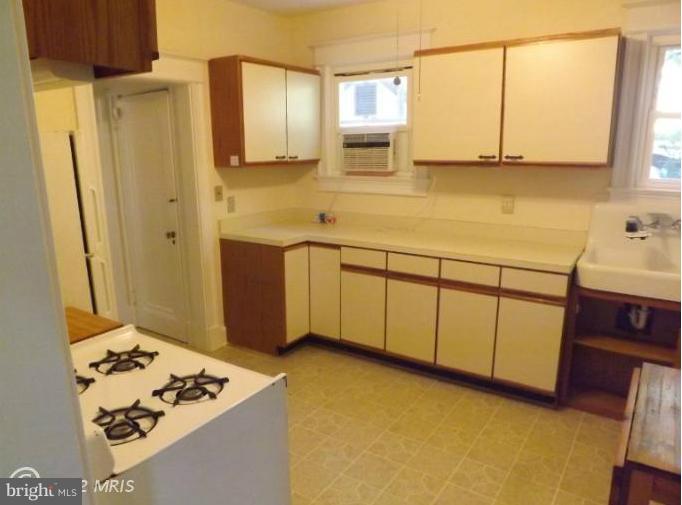 2015 Glen Ross Road Silver Spring, MD 20910 - Photo 10 of 28 Table Spaced Kitchen