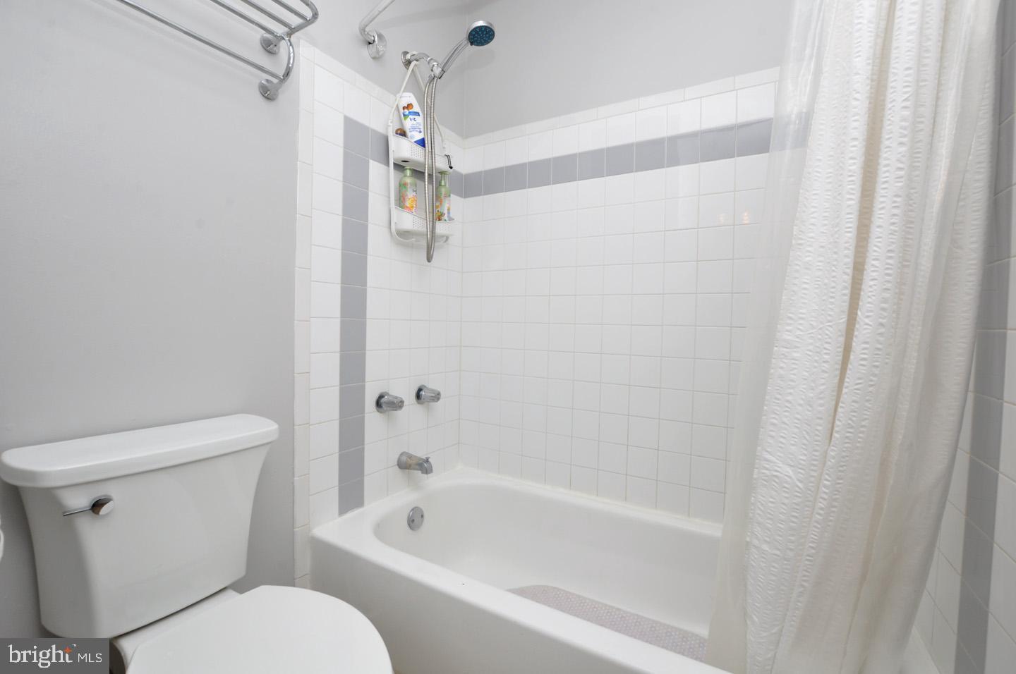 45 Sherri Way Pine Hill, NJ 08021 - Photo 22 of 31 a bathroom with a toilet and a bathtub