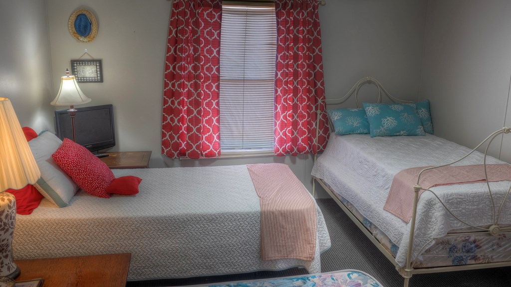 560 Pine Mountain Road Camp Wood, TX 78833 - Photo 22 of 38 a bedroom with a bed and a lamp