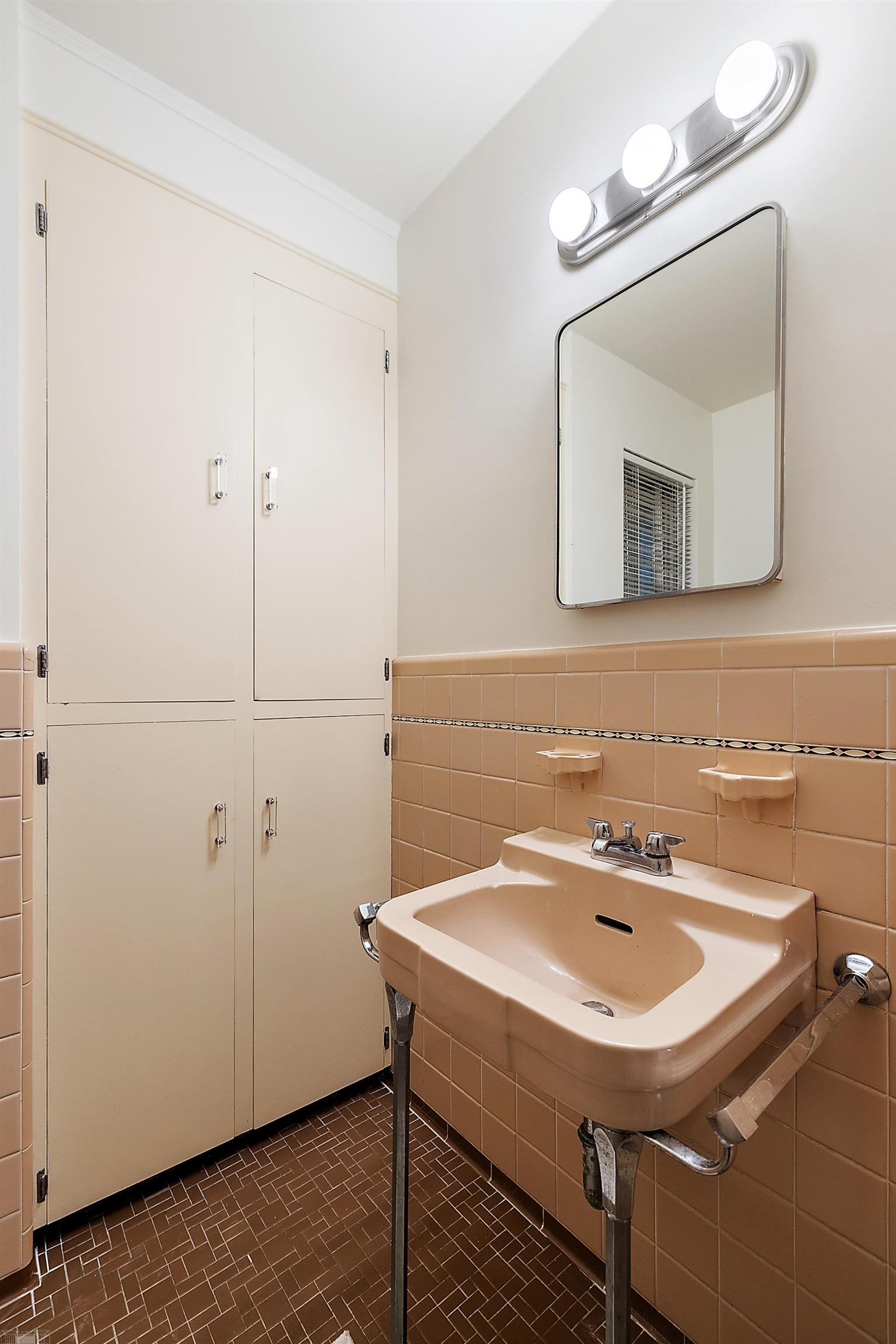426 Barclay Road Grosse Pointe, MI 48236 - Photo 24 of 38 Half Bath