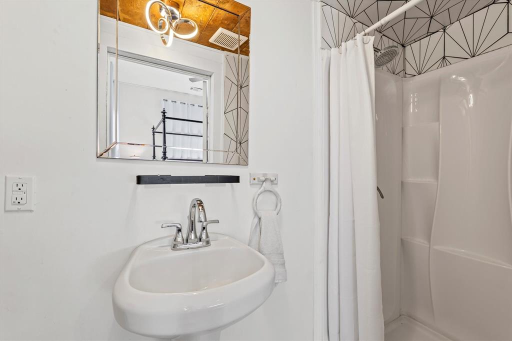 1618 North 6th Street Waco, TX 76707 - Photo 20 of 36 a bathroom with a sink and a mirror