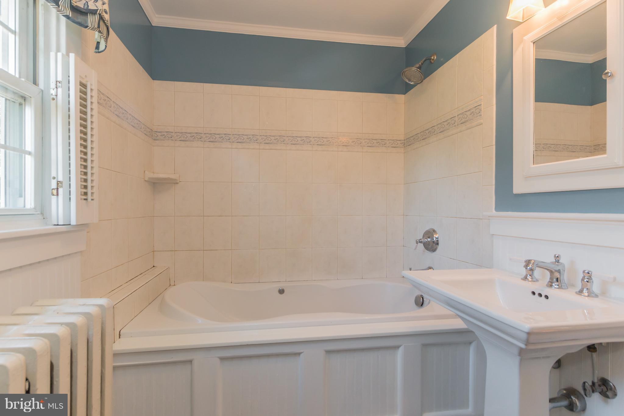 61 Church Road Arnold, MD 21012 - Photo 23 of 28 Upper level bath