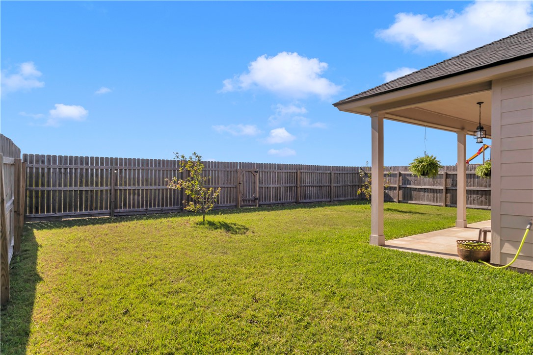 1033 Ocean Breeze Portland, TX 78374 - Photo 36 of 38 a view of a backyard