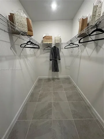 a bedroom with bed and a a mirror