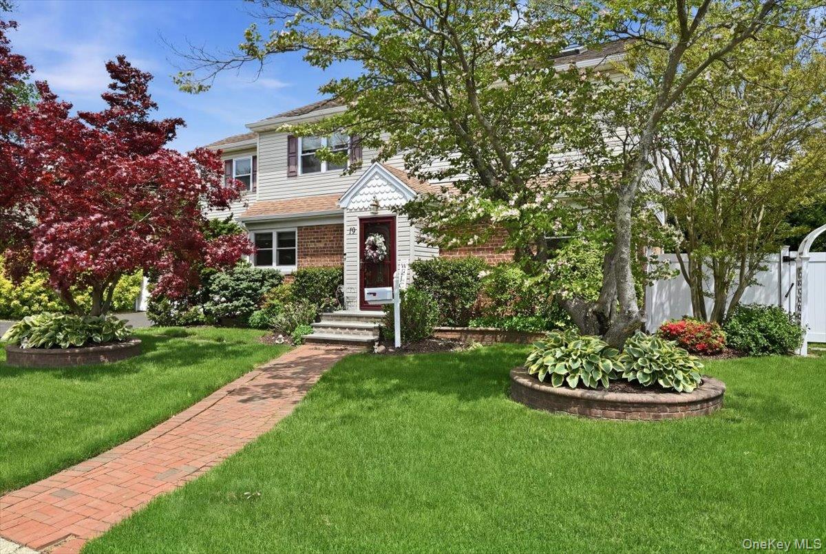 19 Berkshire Road Bethpage, NY 11714 - Photo 2 of 42