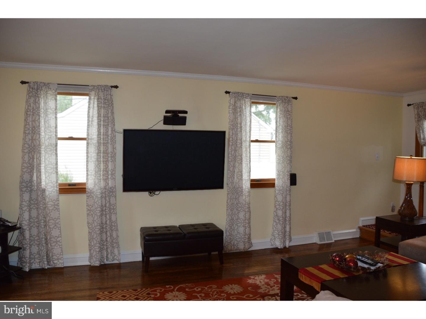 311 Warren Road Hatboro, PA 19040 - Photo 5 of 25 Living Room