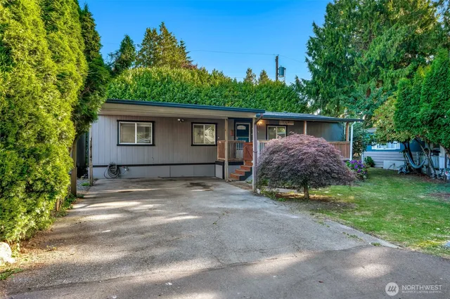 a view of house with backyard and trees