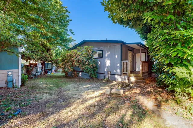 a view of a house with a yard