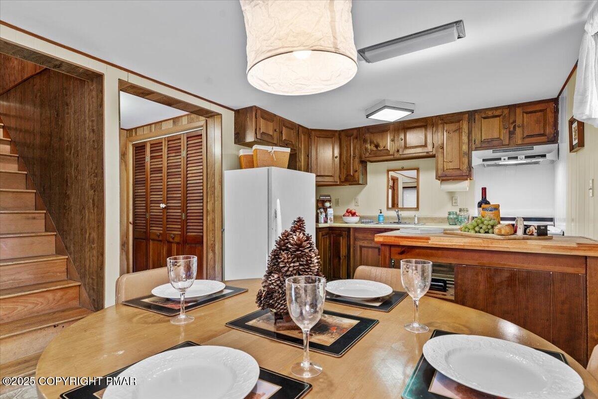 652 Rimrock Road Bartonsville, PA 18321 - Photo 17 of 37 a room with furniture mirror and window