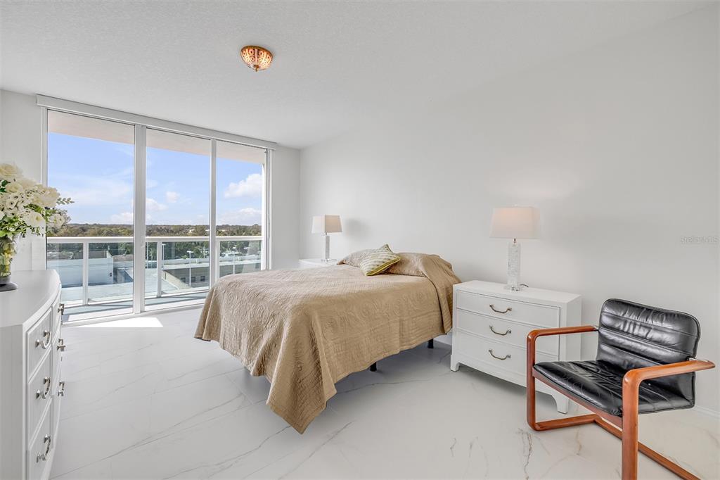 231 Riverside Drive, Unit 7091 Daytona Beach, FL 32117 - Photo 28 of 90 a bedroom with a bed and a large window
