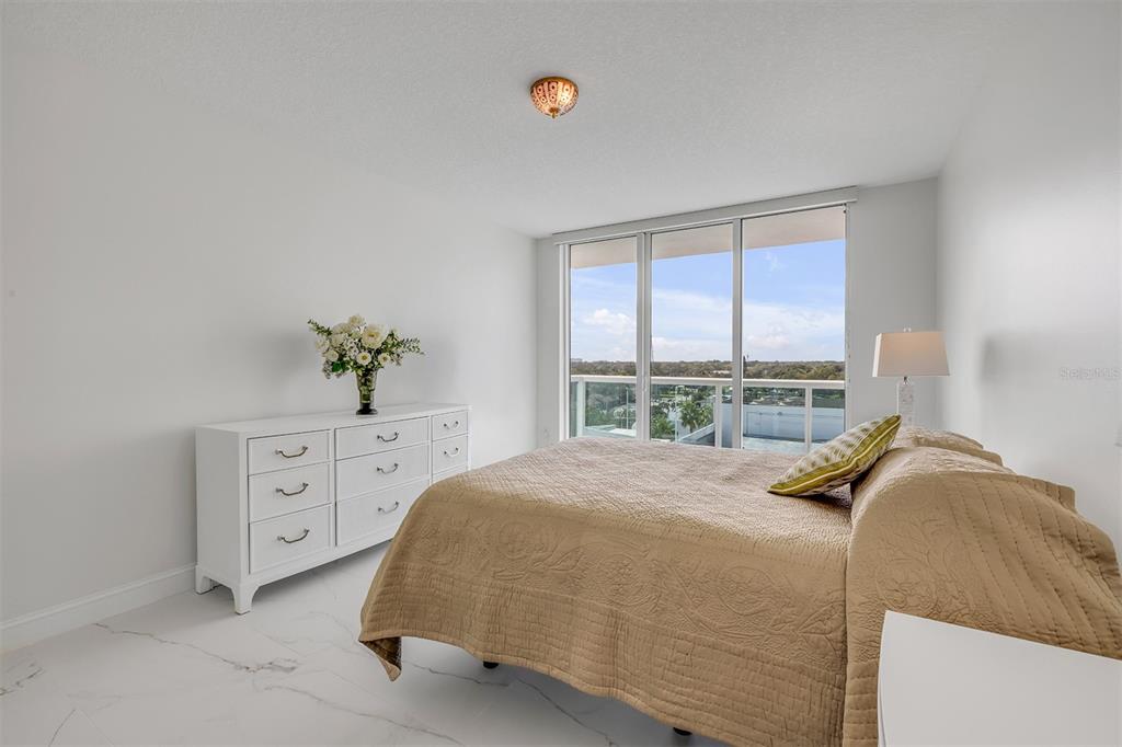 231 Riverside Drive, Unit 7091 Daytona Beach, FL 32117 - Photo 30 of 90 a bedroom with a bed and a window