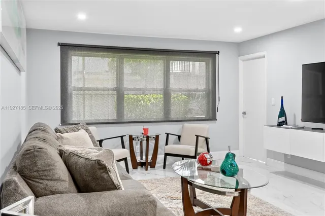 $179,700 | 410 Southeast 2nd Street, Unit 111, Hallandale Beach, FL 33009