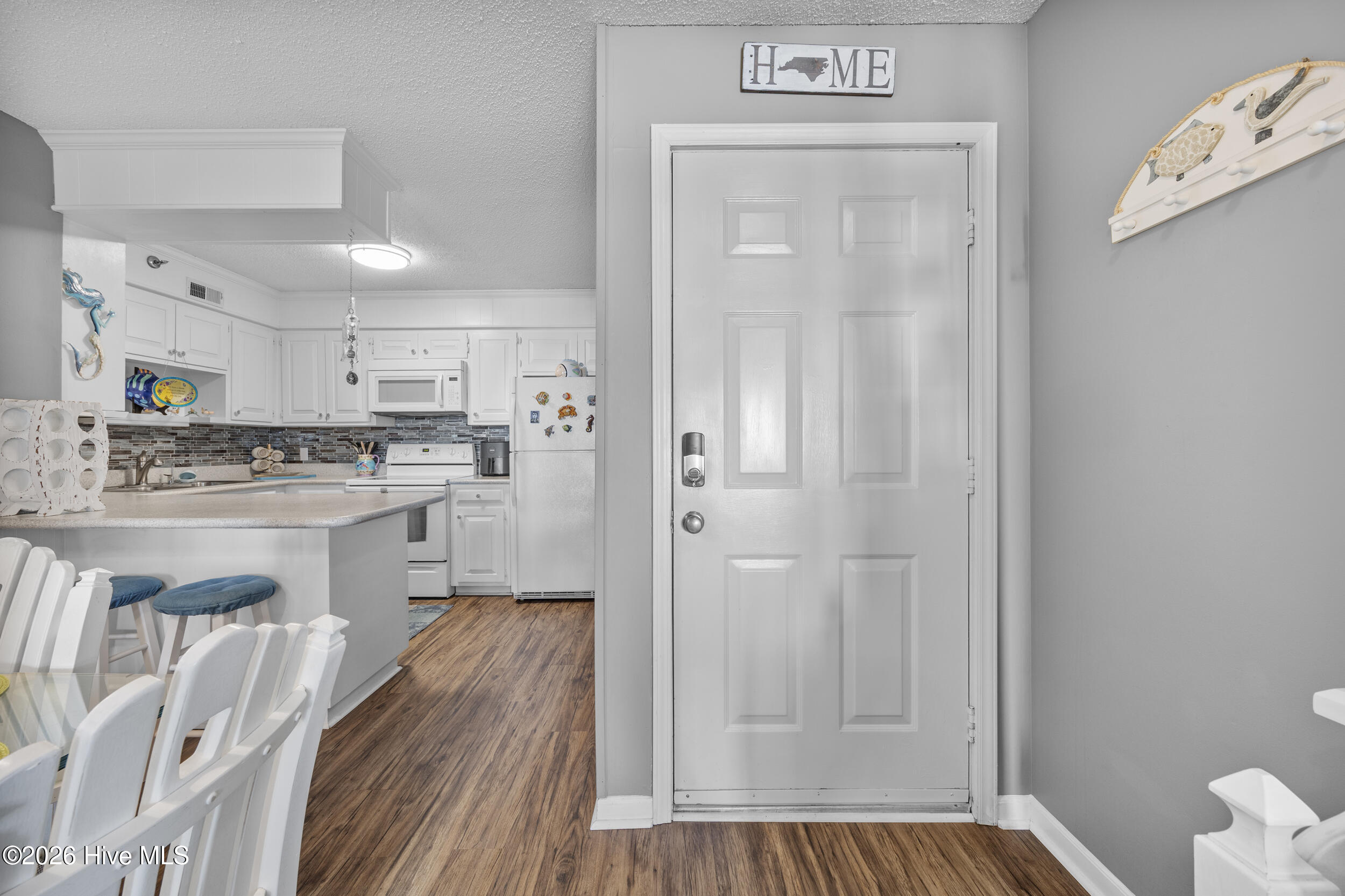 1896 New River Inlet Road, Unit 1315 North Topsail Beach, NC 28460 - Photo 4 of 43 9_entryway