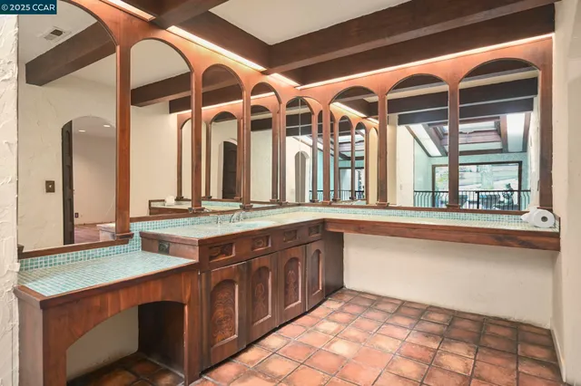 a view of yard with green space