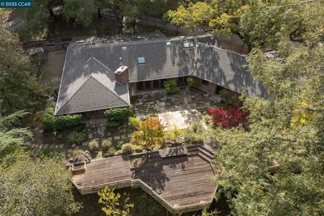 a view of a backyard with pathway