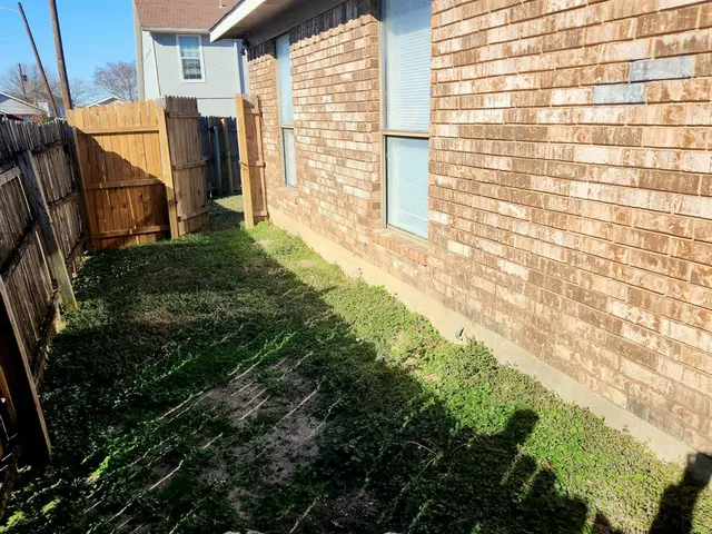 a view of back yard of the house
