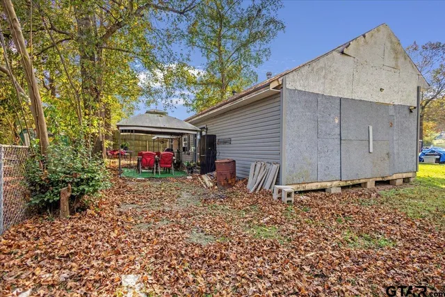 a view of an house with backyard space and garden