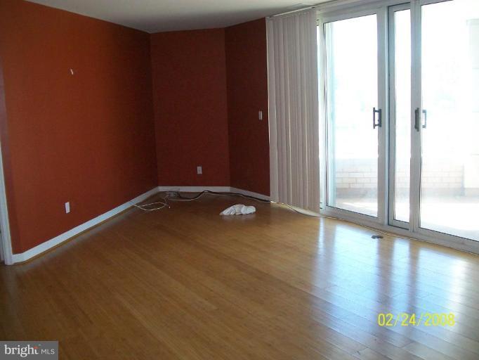 100 Harborview Drive, Unit 211 Baltimore, MD 21230 - Photo 4 of 6 Living Room