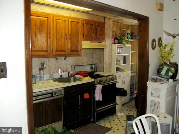 526 Hampden Road Upper Darby, PA 19082 - Photo 5 of 12 Kitchen