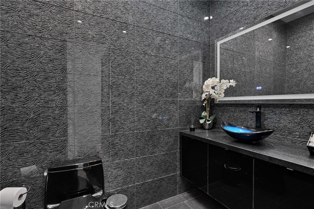 6006 Spring Valley Road Hidden Hills, CA 91302 - Photo 20 of 36