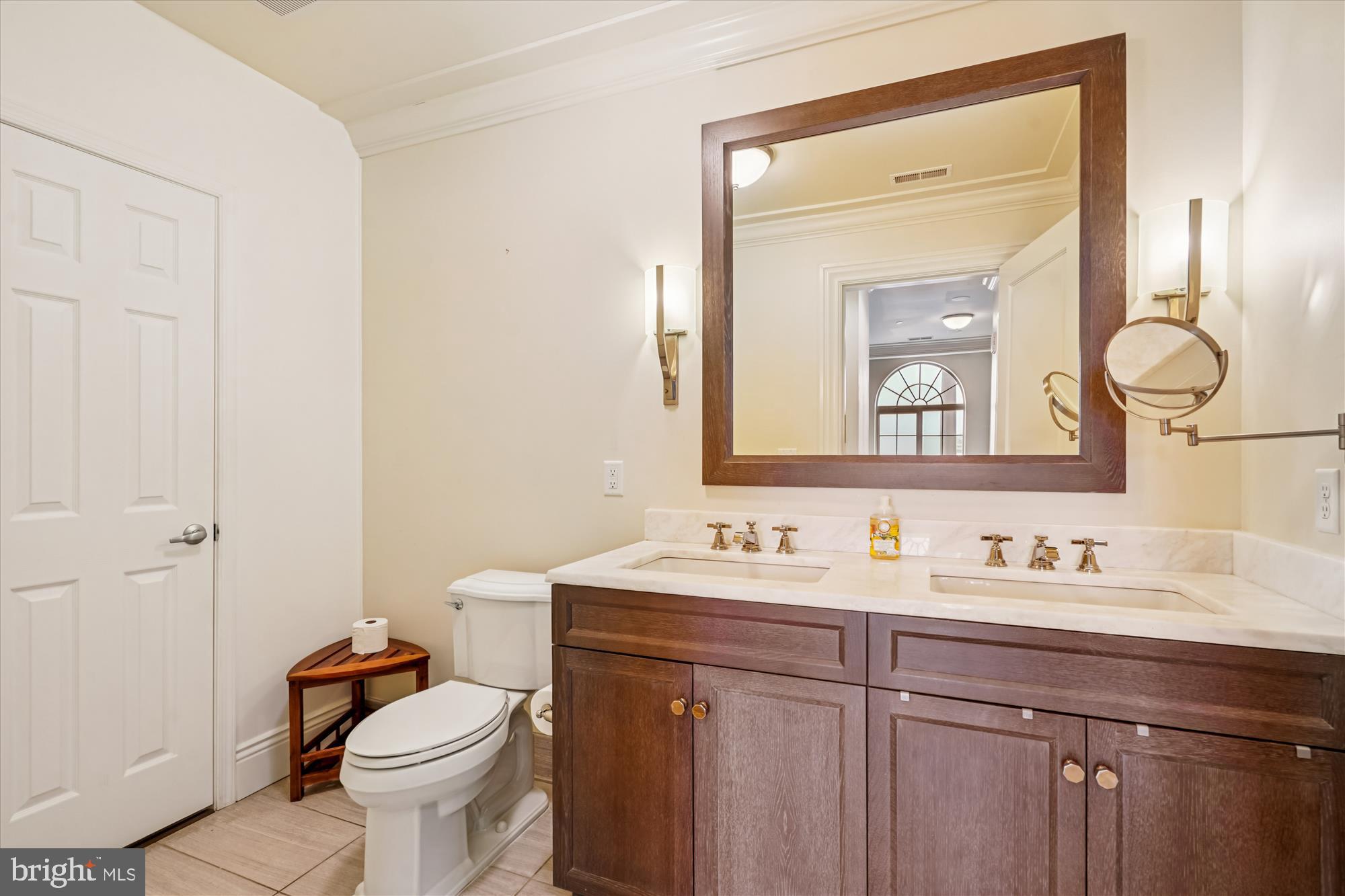 6900 Fleetwood Road, Unit 600 McLean, VA 22101 - Photo 14 of 32 a bathroom with a toilet sink and mirror