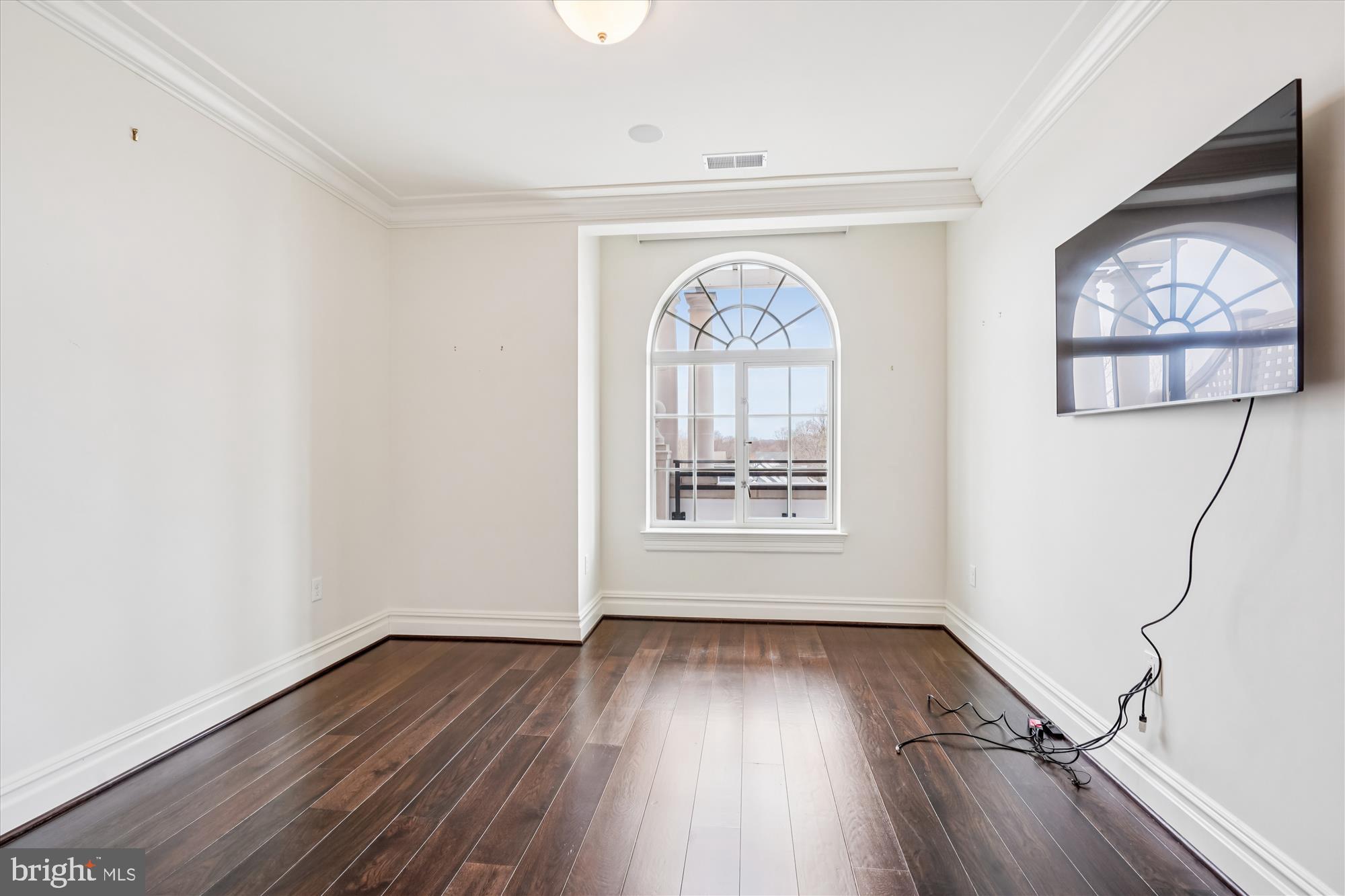 6900 Fleetwood Road, Unit 600 McLean, VA 22101 - Photo 16 of 32 an empty room with wooden floor and windows