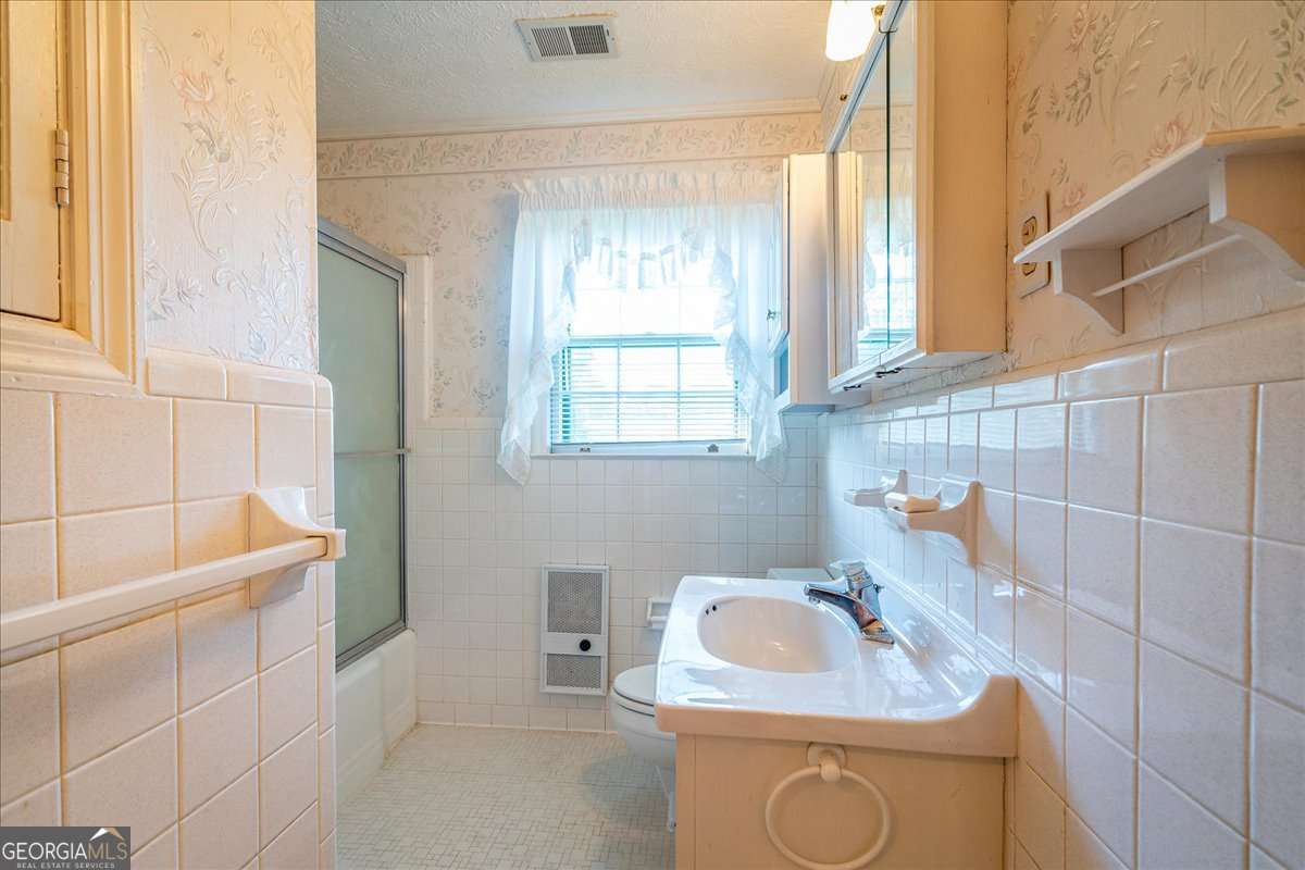 11302 Jefferson Road Athens, GA 30607 - Photo 12 of 75 a bathroom with a sink a toilet and bathtub