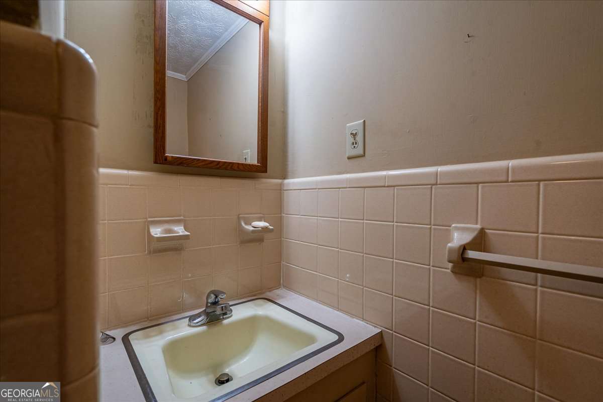 11302 Jefferson Road Athens, GA 30607 - Photo 18 of 75 a bathroom with a sink and mirror