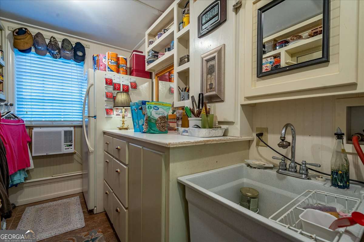 11302 Jefferson Road Athens, GA 30607 - Photo 47 of 75 a bathroom with a sink and a mirror