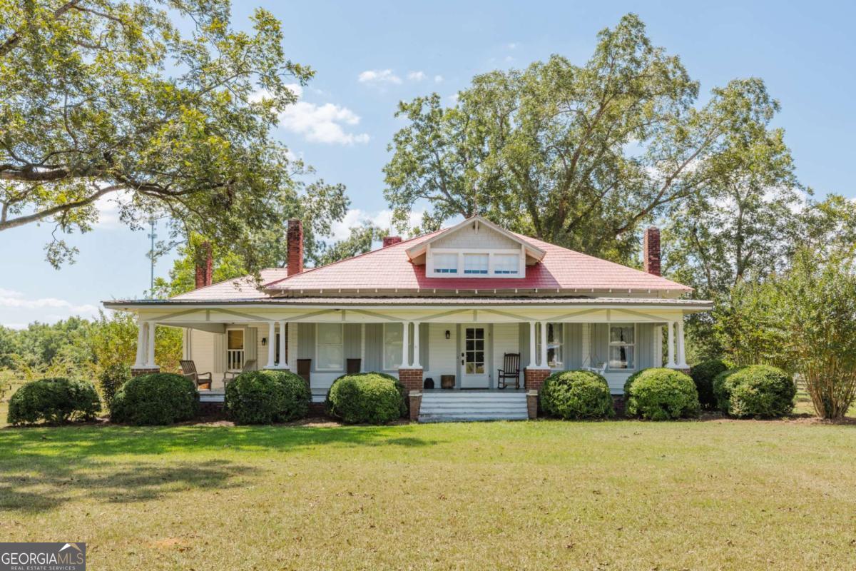 a view of a house with a yard