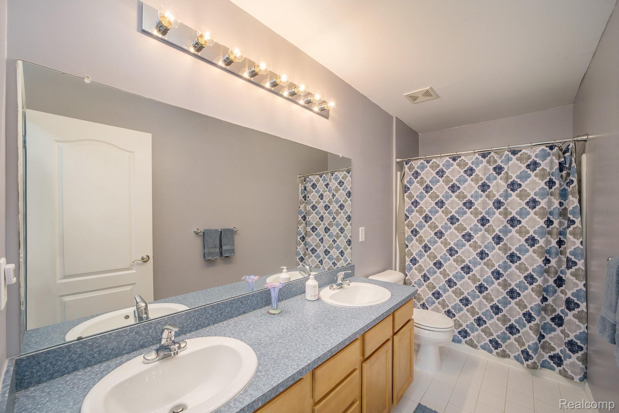 30753 Bradmore Road Warren, MI 48092 - Photo 24 of 38 Full upstairs bathroom.jpg