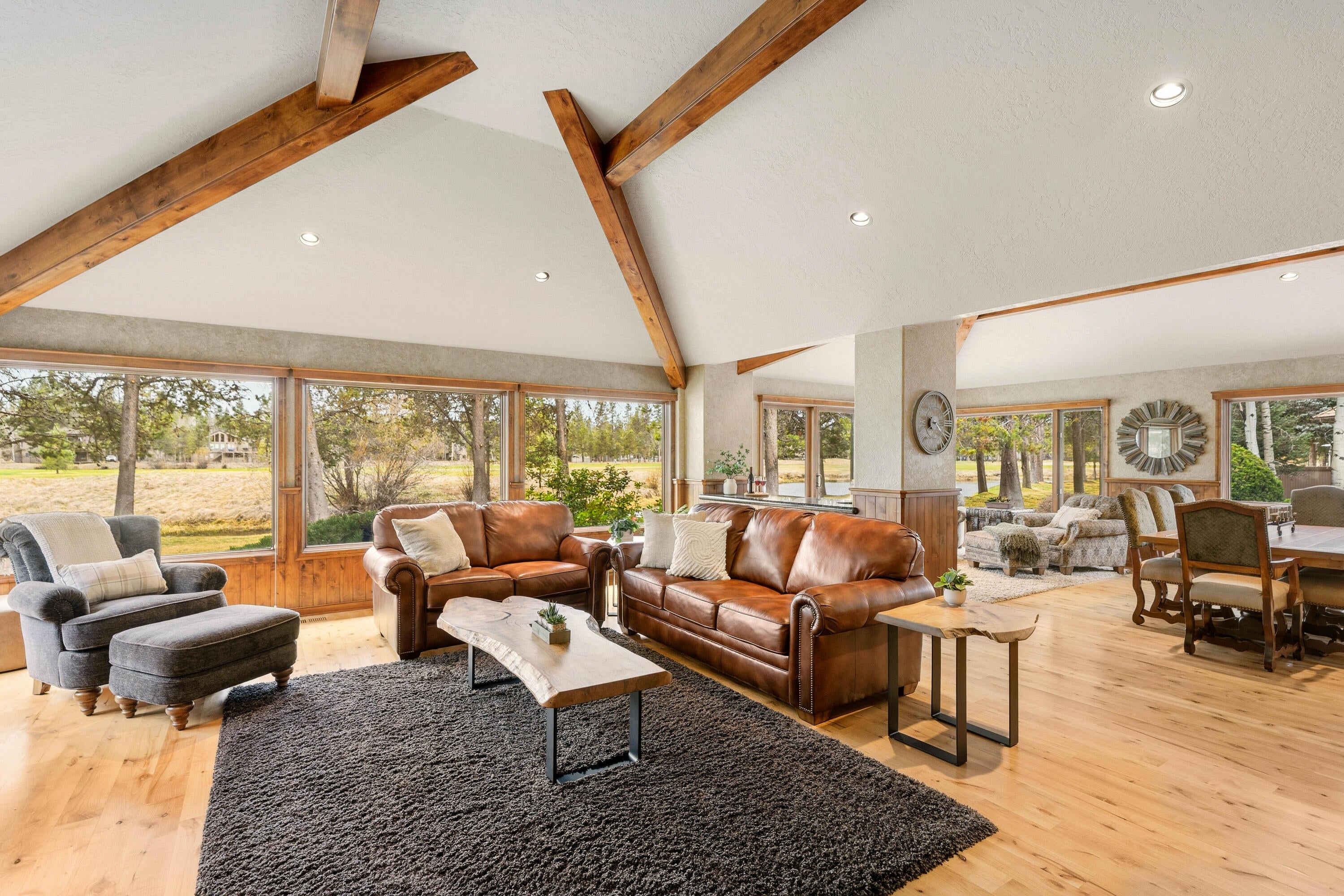 17995 North Course Lane, Unit 8 Sunriver, OR 97707 - Photo 10 of 44 Vaulted great room