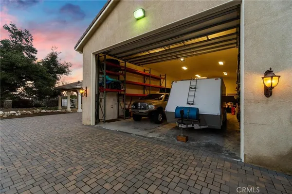 en empty room with windows and ceiling fan